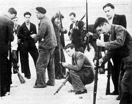 Entrega de fusiles a la población de Madrid por el gobierno de la República, 18 de julio de 1936